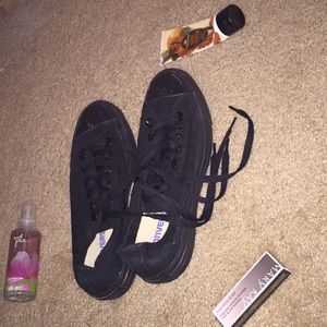 Black low top converse